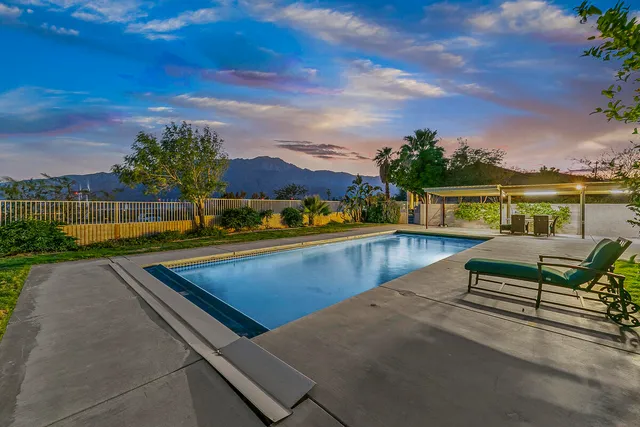 a view of a back yard