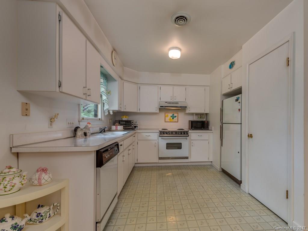 67 Underhill Road Hendersonville, NC 28792 - Photo 2 of 17 Gallery Image 2