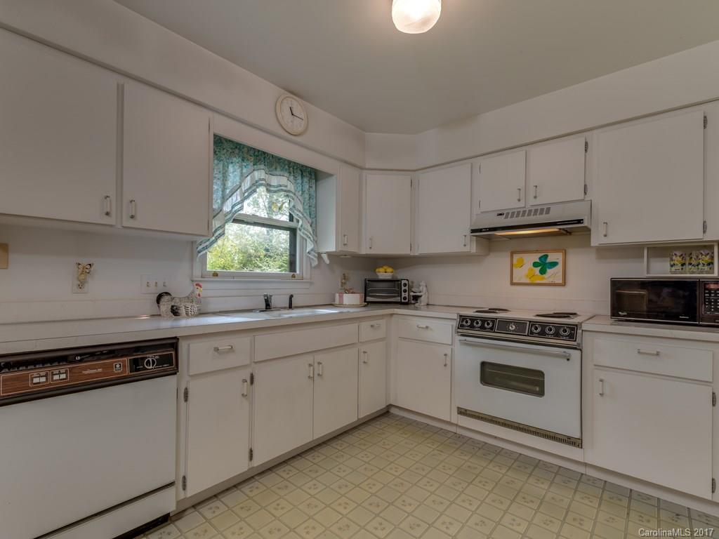67 Underhill Road Hendersonville, NC 28792 - Photo 3 of 17 Gallery Image 3