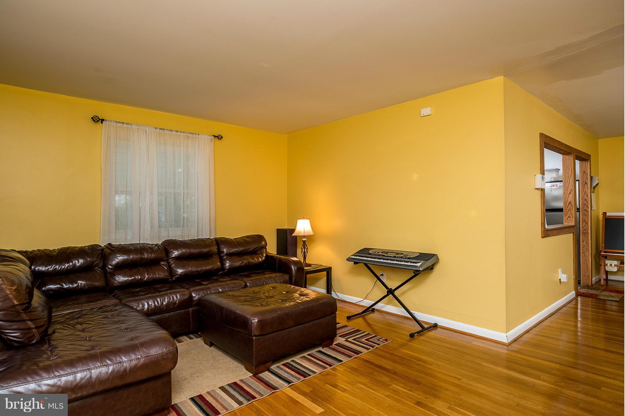 1320 Denbright Road Catonsville, MD 21228 - Photo 3 of 20 Living Room