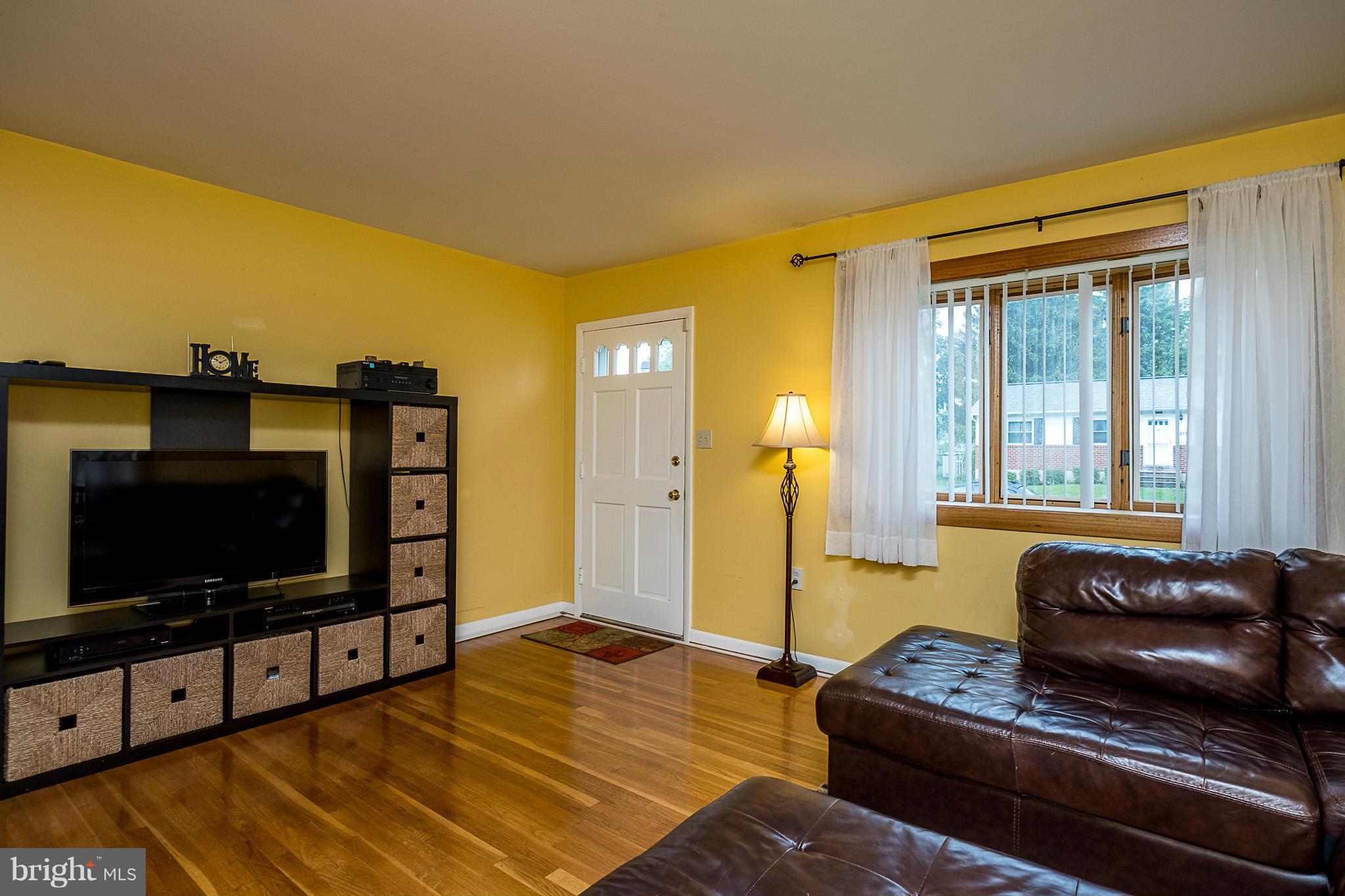 1320 Denbright Road Catonsville, MD 21228 - Photo 4 of 20 Living Room