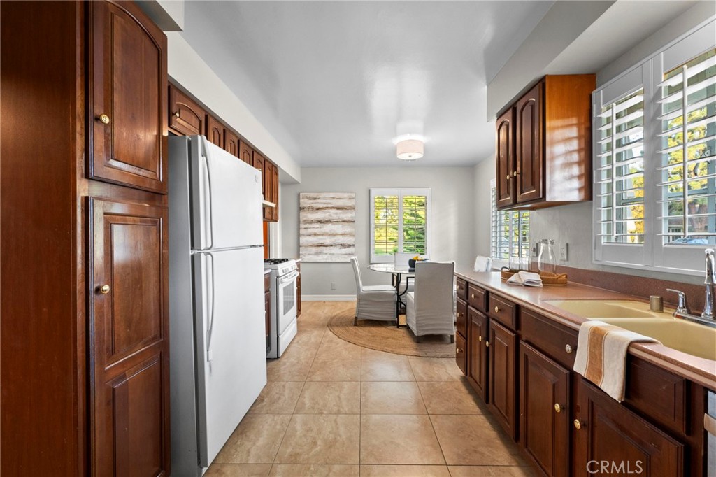 1101 Sharon Road Santa Ana, CA 92706 - Photo 18 of 53 Kitchen & nook.
