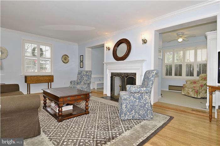 9519 Evergreen Street Silver Spring, MD 20901 - Photo 2 of 26 Living Room