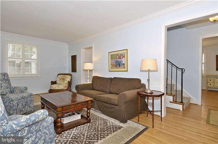 9519 Evergreen Street Silver Spring, MD 20901 - Photo 3 of 26 Living Room