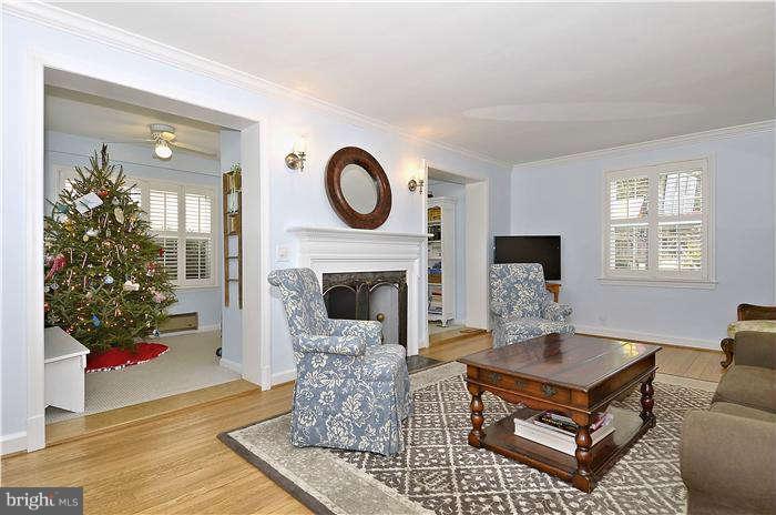 9519 Evergreen Street Silver Spring, MD 20901 - Photo 4 of 26 Living Room