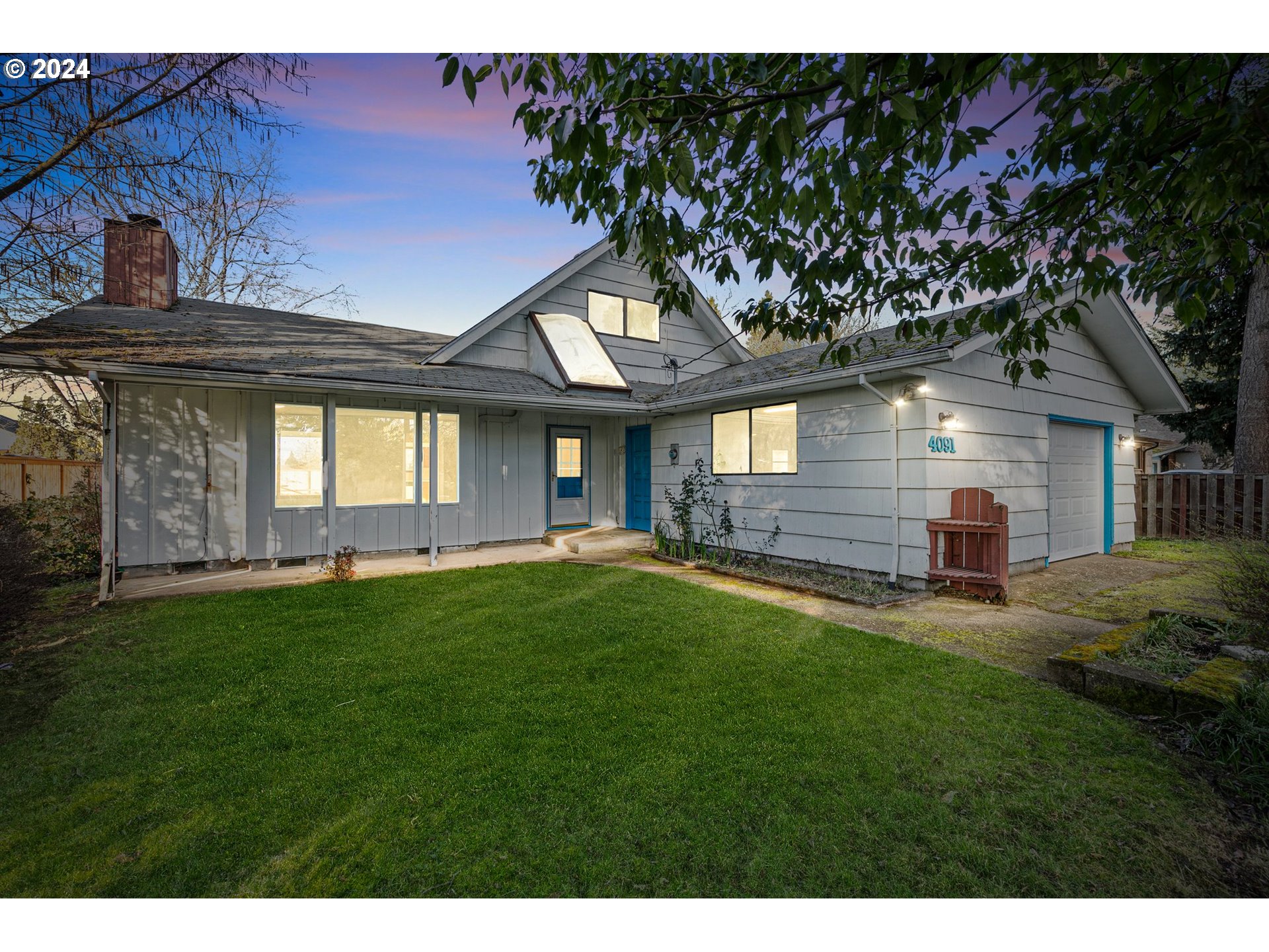 a view of a house with a backyard