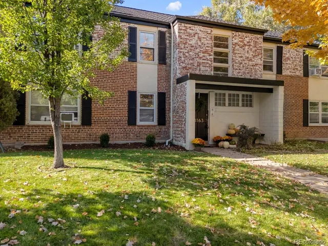 a view of a house with backyard