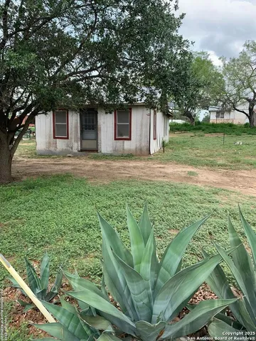 $68,900 | 413 Ross Avenue, Devine, TX 78016