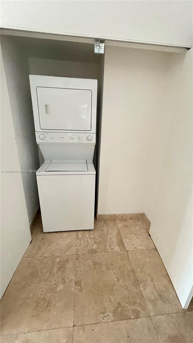 350 South Miami Avenue, Unit 2302 Miami, FL 33130 - Photo 22 of 32 a utility room with a washer and dryer