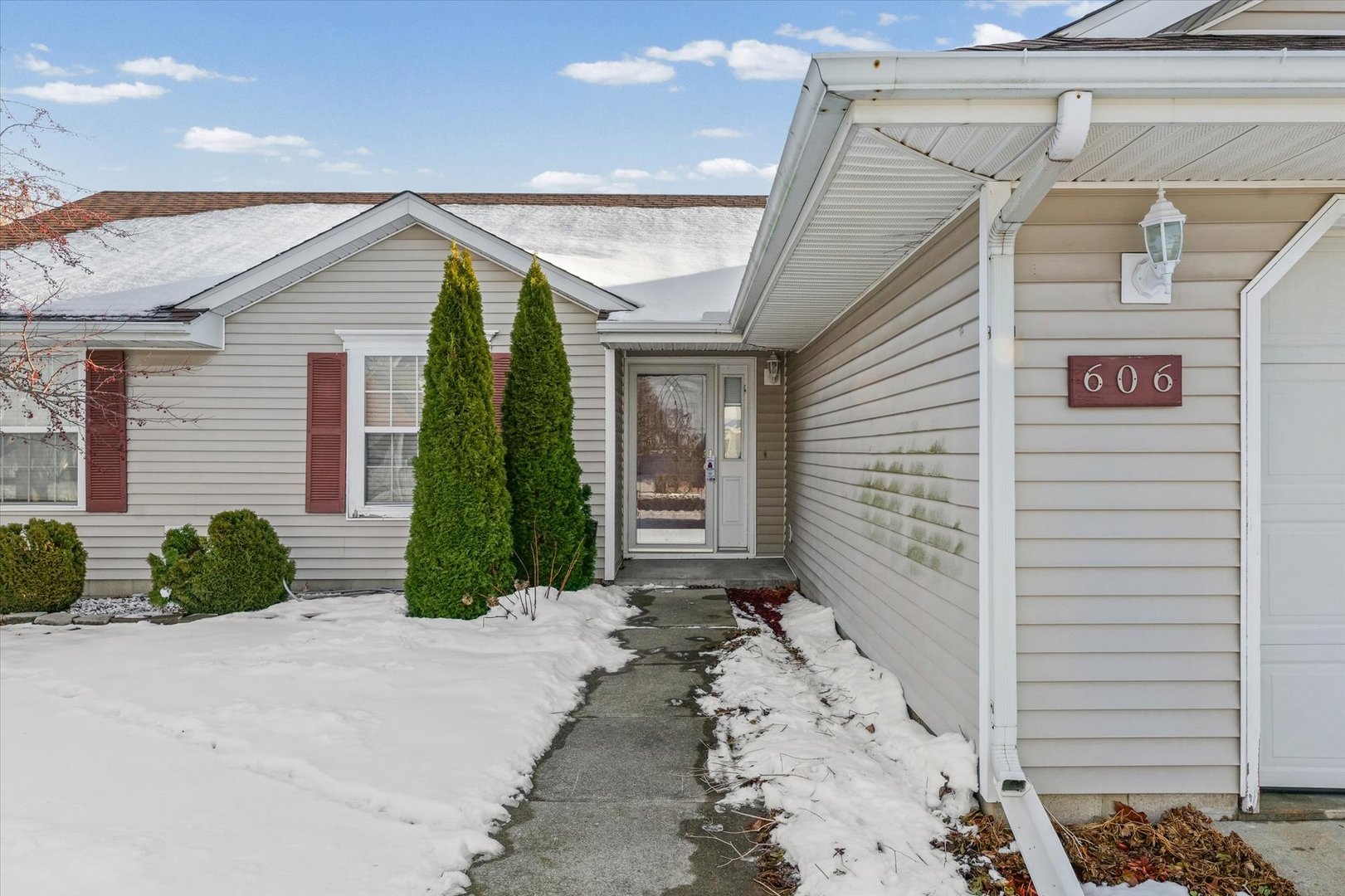 606 Cedar Drive St. Joseph, IL 61873 - Photo 5 of 32 a view of a house with a small space