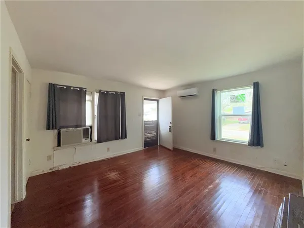 $1,600 | 921 Oak Street, Taft, TX 78390