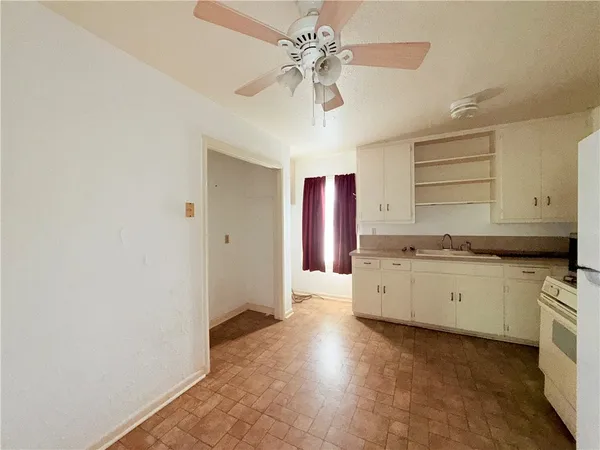 $1,600 | 921 Oak Street, Taft, TX 78390