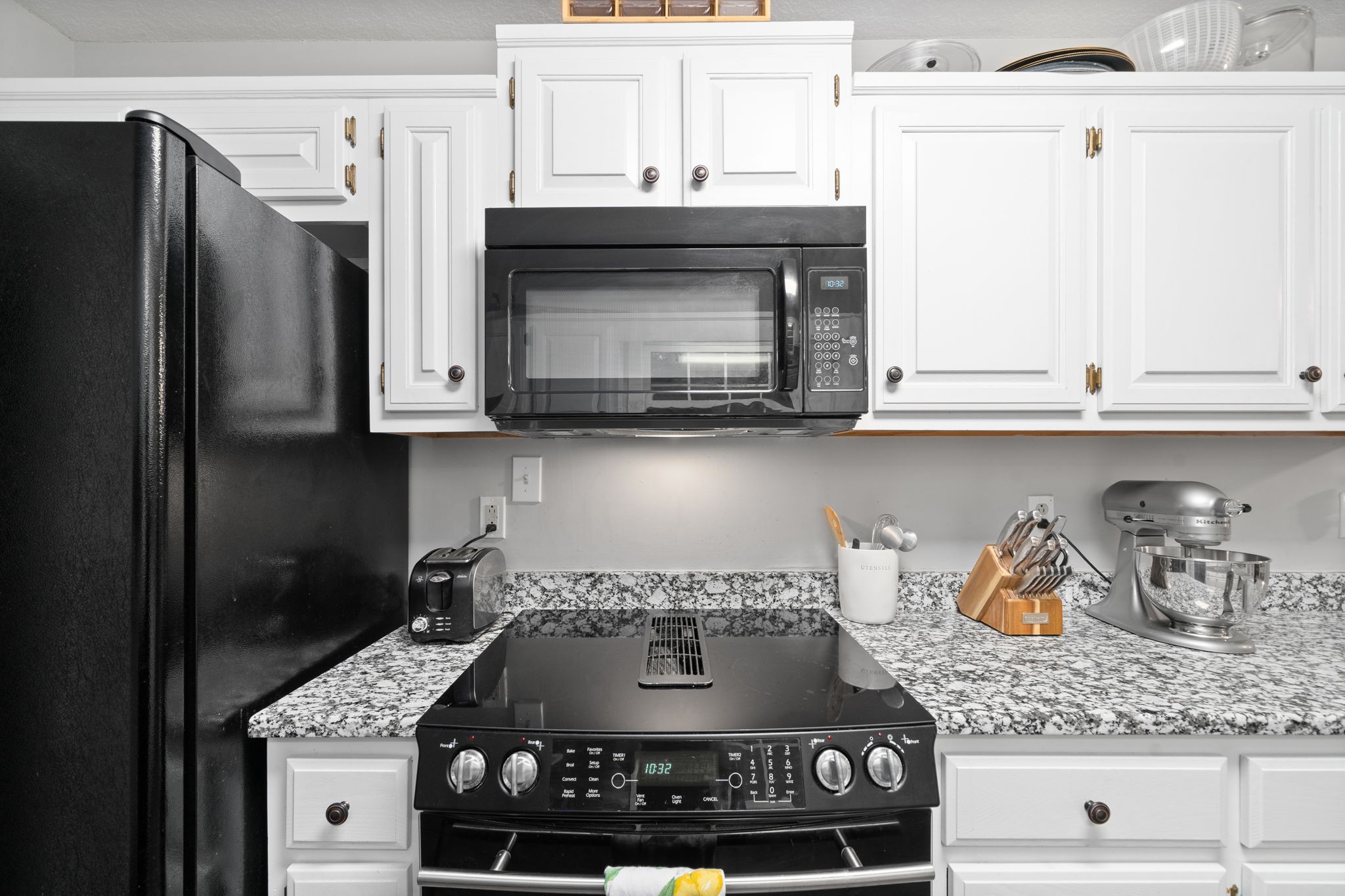 1925 7 Mile Ferry Road Clarksville, TN 37040 - Photo 21 of 57 a kitchen with appliances and cabinets
