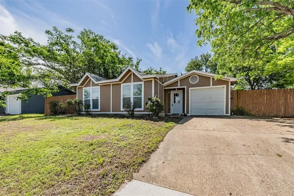 $2,100 | 3812 Indian Wells Drive, Arlington, TX 76017