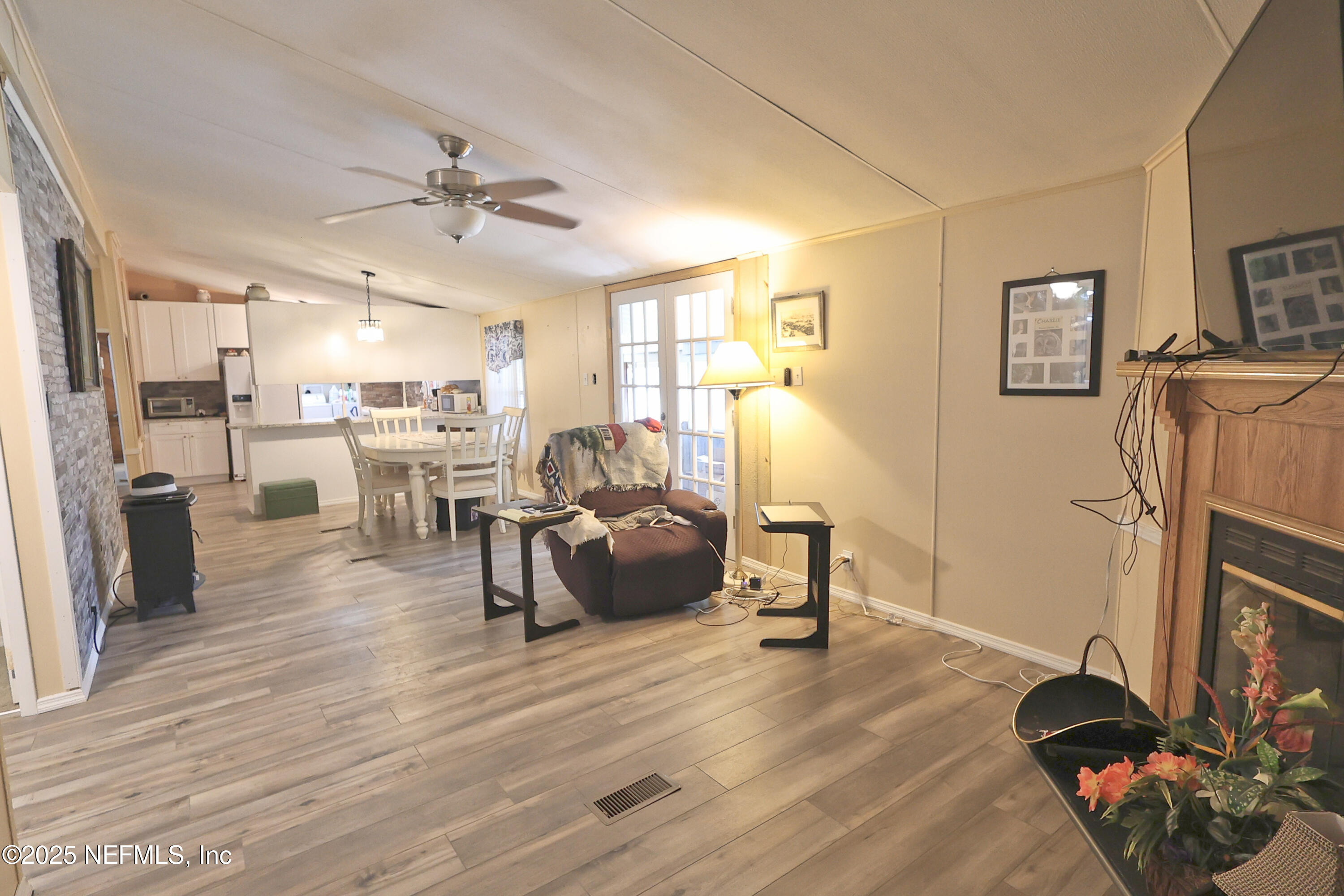 138 Edgewater Road Satsuma, FL 32189 - Photo 25 of 45 Living Room