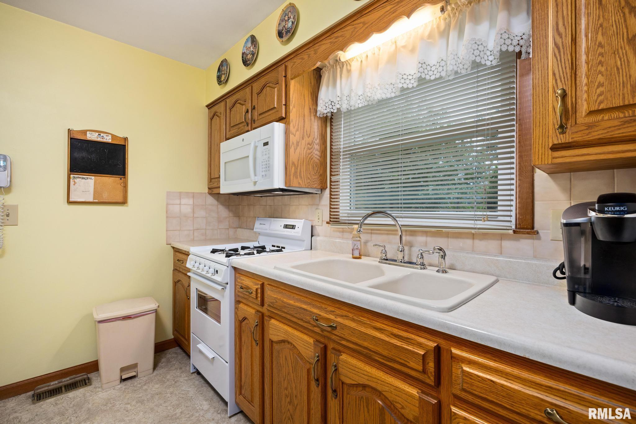 200 Bess Street Washington, IL 61571 - Photo 9 of 31