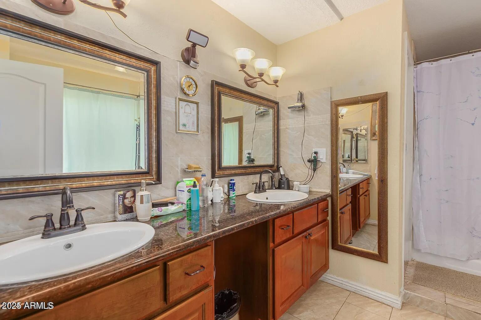 3121 West Greenway Road Phoenix, AZ 85053 - Photo 4 of 32 04 - Primary Bathroom