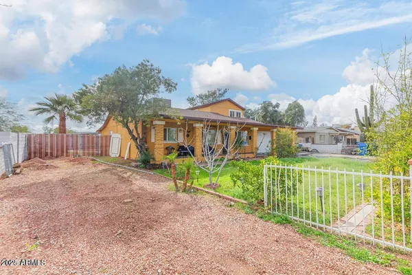 a view of a house with a yard and plants