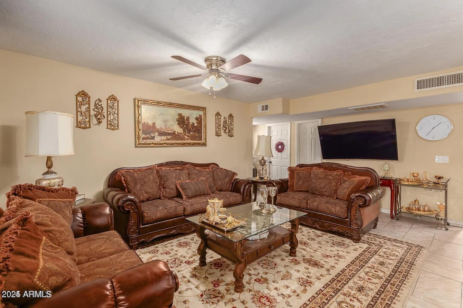 3121 West Greenway Road Phoenix, AZ 85053 - Photo 7 of 32 07 - Living Room