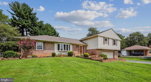 $795,900 | 18921 Clover Hill Lane, Olney, MD 20832