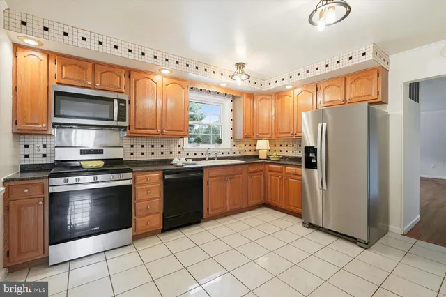 $795,900 | 18921 Clover Hill Lane, Olney, MD 20832