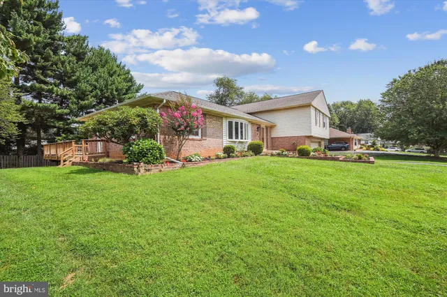 $795,900 | 18921 Clover Hill Lane, Olney, MD 20832