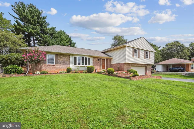 $795,900 | 18921 Clover Hill Lane, Olney, MD 20832