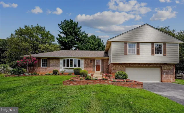 $795,900 | 18921 Clover Hill Lane, Olney, MD 20832