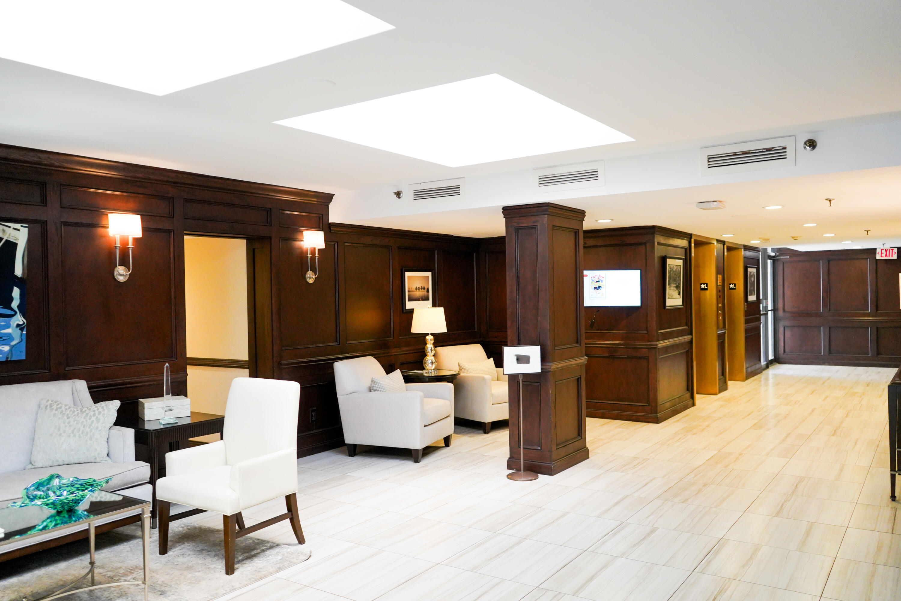 356 Golfview Road, Unit 405 North Palm Beach, FL 33408 - Photo 23 of 30 Main Hallway