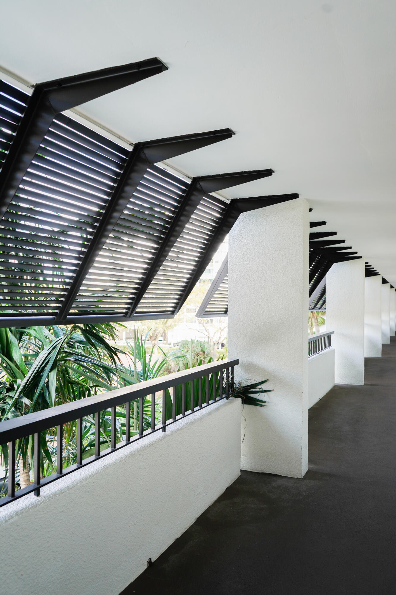 356 Golfview Road, Unit 405 North Palm Beach, FL 33408 - Photo 29 of 30 4th Floor Hallway