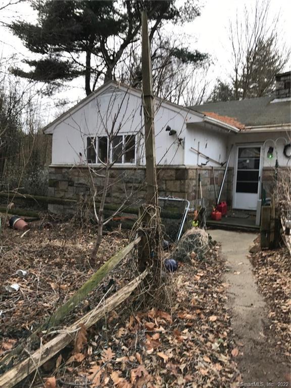 a view of a house with yard and a large tree