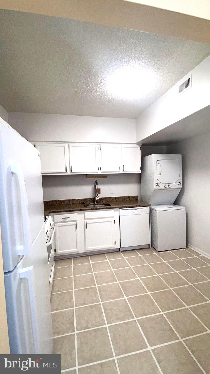 11839 Shire Court, Unit 2C Reston, VA 20191 - Photo 20 of 60 a bathroom with a bathtub and shower