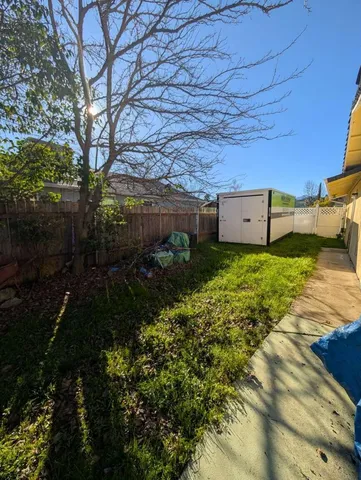 a view of a backyard