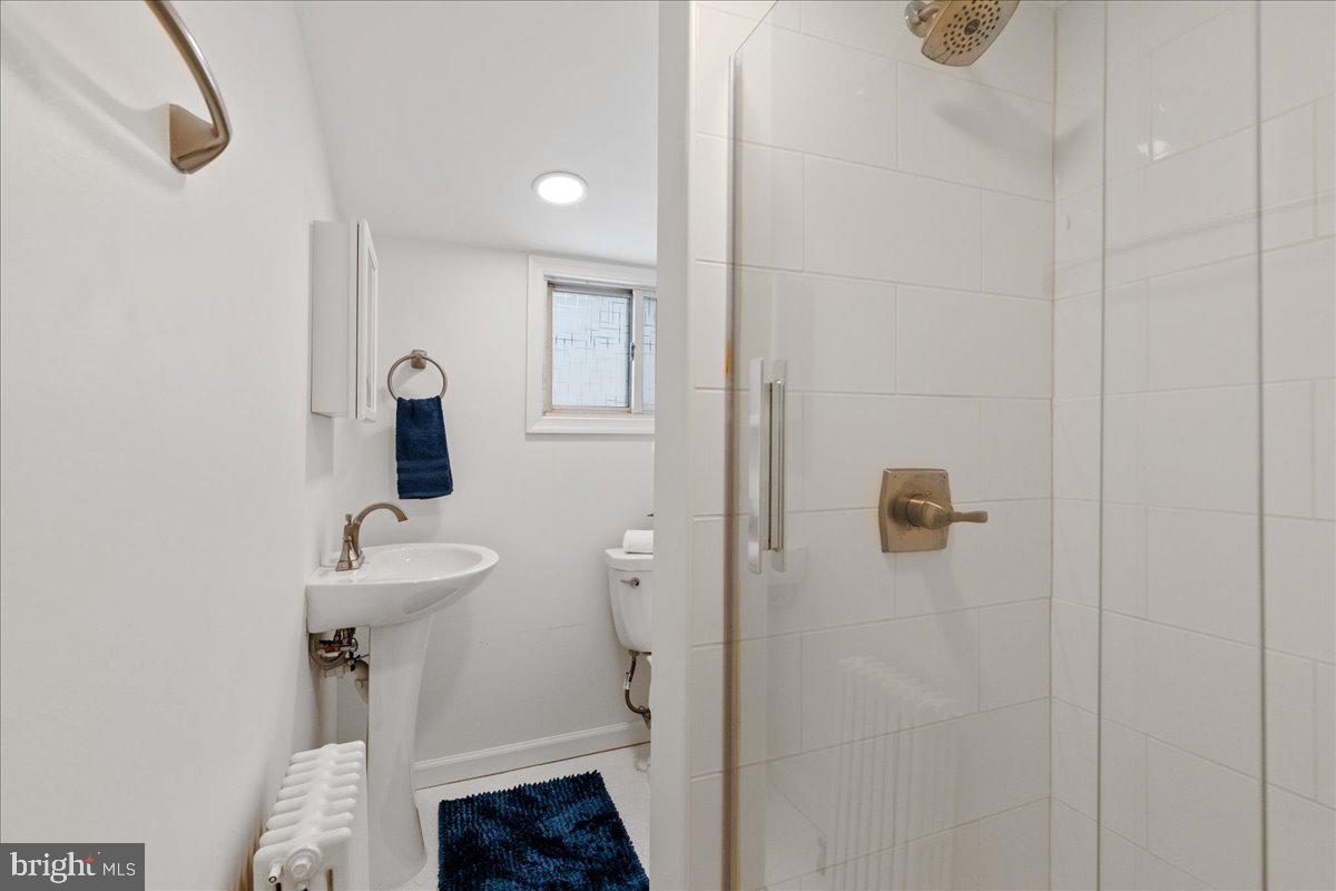 31 Poe Road Princeton, NJ 08540 - Photo 23 of 40 Private bath for bedroom 4