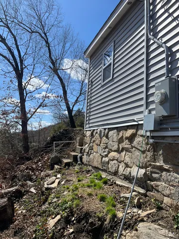 a view of a backyard