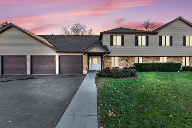 $240,900 | 1518 Harbour Court, Unit A1, Schaumburg, IL 60193
