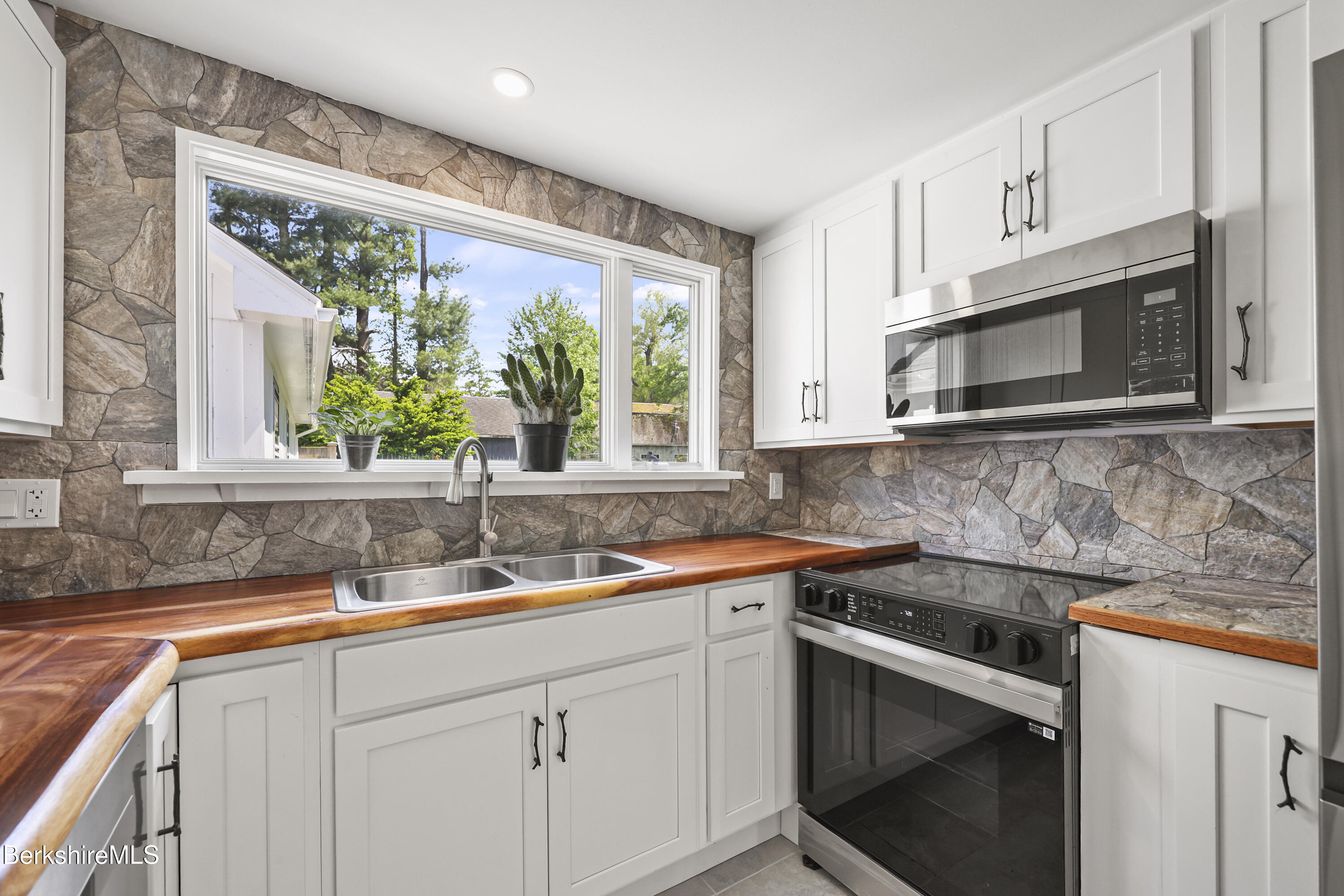 689 North Main Street Sheffield, MA 01257 - Photo 4 of 24 80 Kitchen