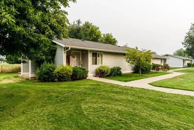 a view of a house with backyard and garden