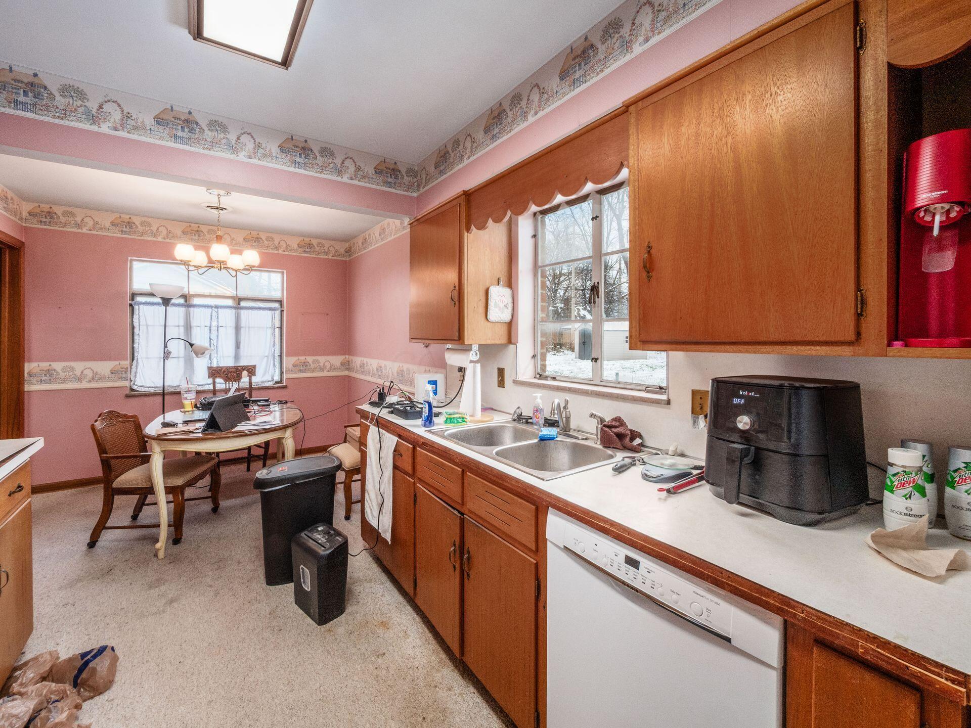 2736 Eastminster Road Columbus, OH 43209 - Photo 11 of 42 Kitchen and Eat-In Space