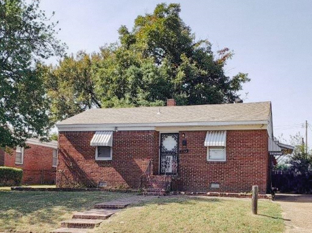 3349 Alta Road Memphis, TN 38109 - Photo 1 of 5 a front view of a house with a yard