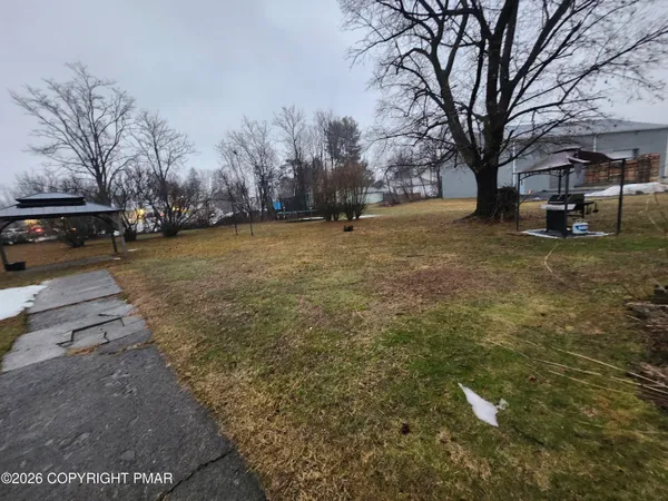 a view of a house with backyard