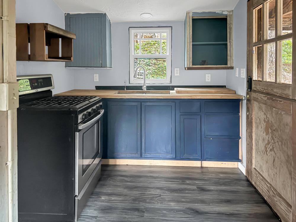 6148 Little Mountain Road Somerset, CA 95684 - Photo 8 of 39 a kitchen with a stove and a microwave