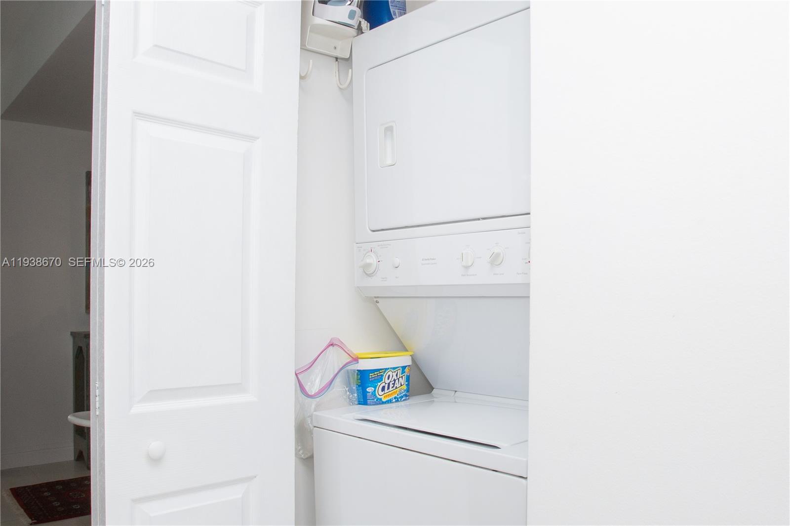 90 Southwest 3rd Street, Unit 2402 Miami, FL 33130 - Photo 8 of 28 a utility room with dryer and washer