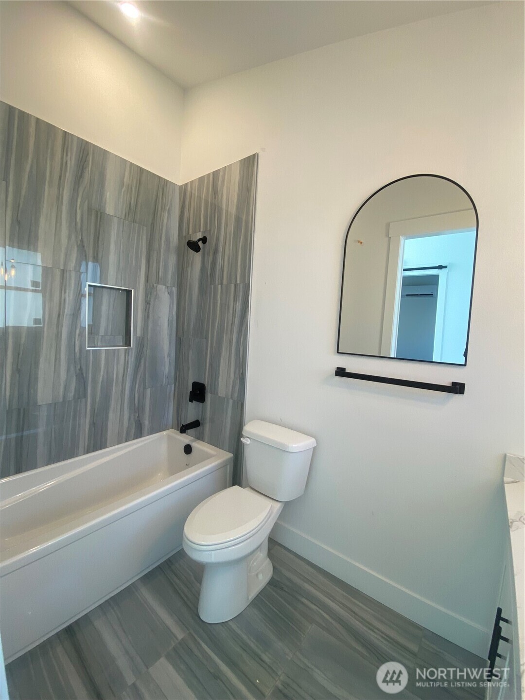 20555 Benson Ridge Mount Vernon, WA 98274 - Photo 17 of 40 a bathroom with a toilet a sink and bathtub