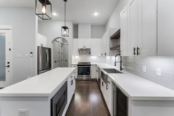 $2,500 | 113 Coronado Street, Houston, TX 77009