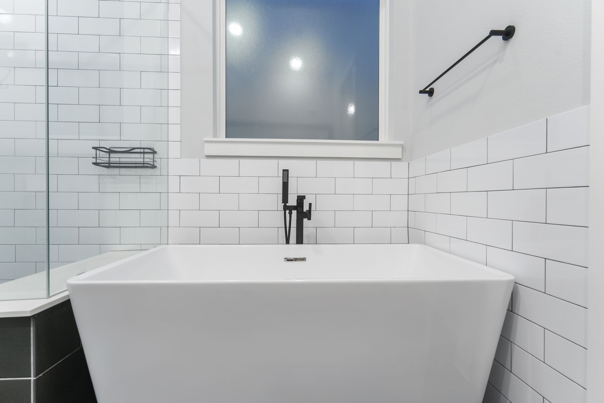 113 Coronado Street Houston, TX 77009 - Photo 27 of 39 a bathroom with a bathtub