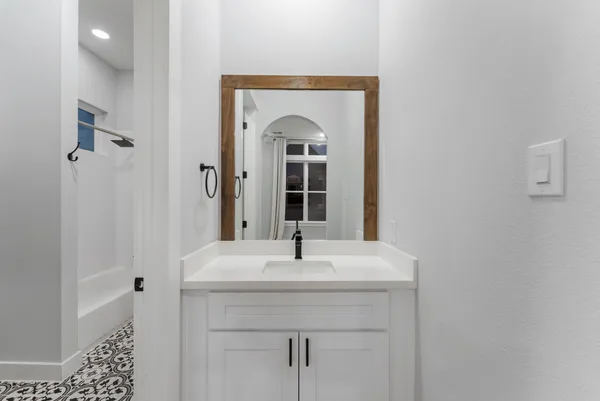 $2,500 | 113 Coronado Street, Houston, TX 77009