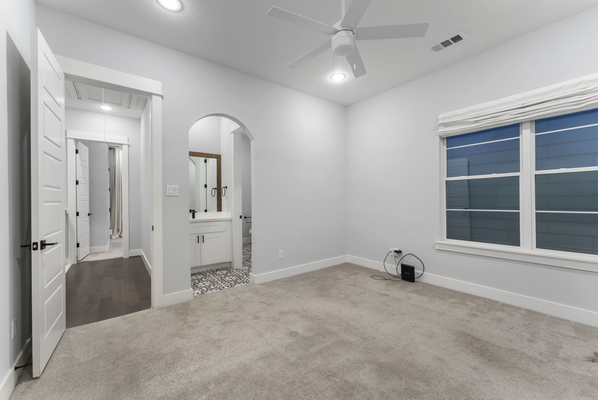 113 Coronado Street Houston, TX 77009 - Photo 33 of 39 an empty room with cabinet and mirrors