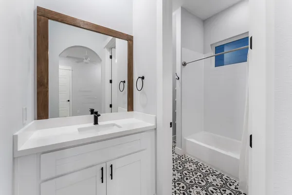 $2,500 | 113 Coronado Street, Houston, TX 77009