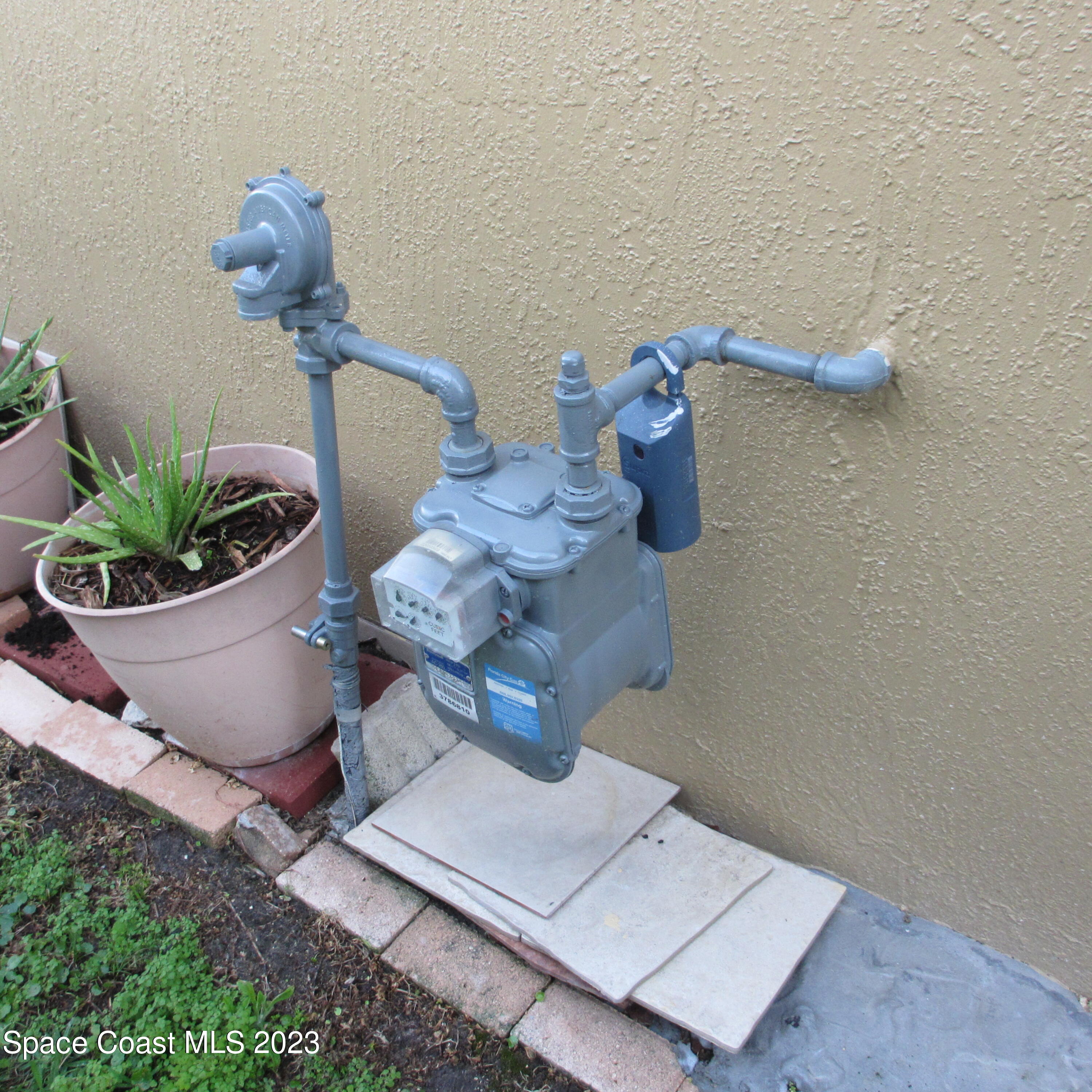 1925 Canopy Drive Melbourne, FL 32935 - Photo 17 of 17 a room with a book shelf